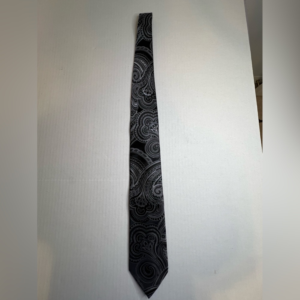 DONALD TRUMP Signature Paisley Print 100% Silk Tie